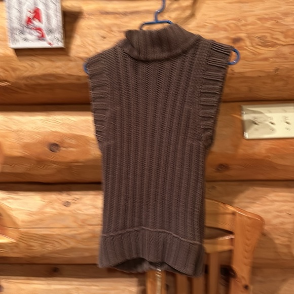 Very forest color some really cool zippers - Picture 4 of 5